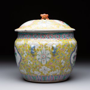 A Chinese famille rose yellow-ground 'kamcheng' bowl and cover for the Straits or Peranakan market, Guangxu mark and of the period — photo 6