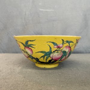 A Chinese famille rose yellow-ground 'nine peaches' bowl, Guangxu mark and of the period — 照片 8