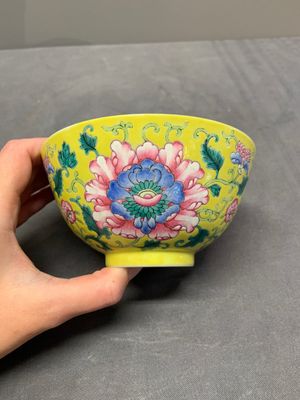 A Chinese famille rose yellow-ground 'peony' bowl, 20th C. — 照片 1