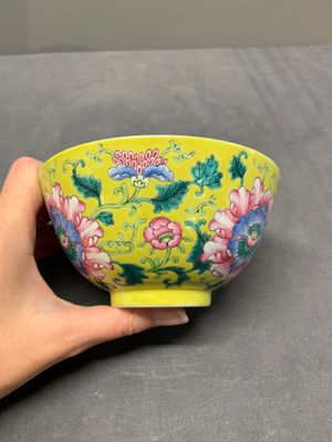 A Chinese famille rose yellow-ground 'peony' bowl, 20th C. — 照片 2