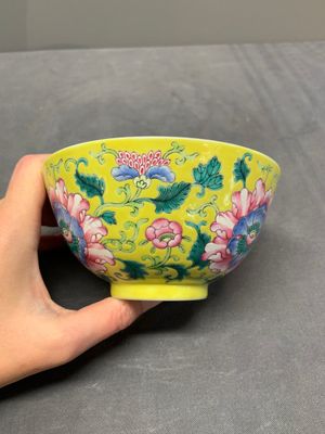 A Chinese famille rose yellow-ground 'peony' bowl, 20th C. — 照片 4
