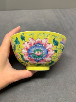 A Chinese famille rose yellow-ground 'peony' bowl, 20th C. — 照片 5