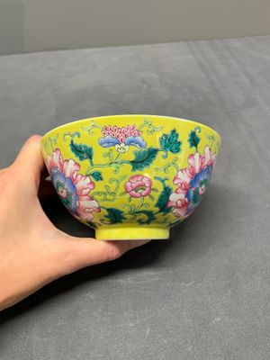 A Chinese famille rose yellow-ground 'peony' bowl, 20th C. — 照片 6