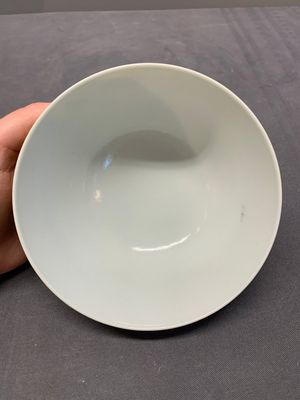 A Chinese famille rose yellow-ground 'peony' bowl, 20th C. — 照片 7
