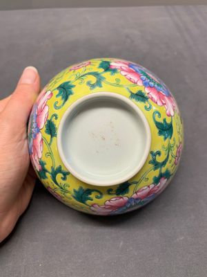 A Chinese famille rose yellow-ground 'peony' bowl, 20th C. — 照片 8