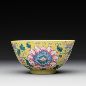 A Chinese famille rose yellow-ground 'peony' bowl, 20th C. — 照片 1