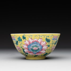 A Chinese famille rose yellow-ground 'peony' bowl, 20th C. — 照片 2