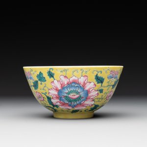 A Chinese famille rose yellow-ground 'peony' bowl, 20th C. — 照片 3