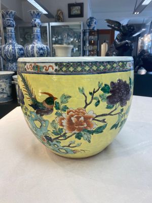 A Chinese famille rose yellow-ground 'pheasant and peony' scroll pot, 19th C. — photo 2