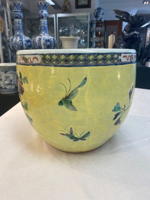 A Chinese famille rose yellow-ground 'pheasant and peony' scroll pot, 19th C. — photo 3