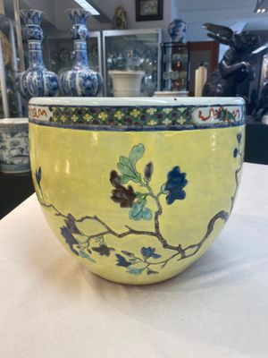 A Chinese famille rose yellow-ground 'pheasant and peony' scroll pot, 19th C. — photo 4