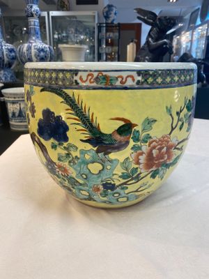 A Chinese famille rose yellow-ground 'pheasant and peony' scroll pot, 19th C. — photo 5