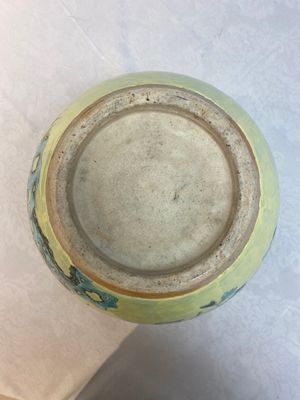 A Chinese famille rose yellow-ground 'pheasant and peony' scroll pot, 19th C. — photo 9