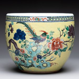 A Chinese famille rose yellow-ground 'pheasant and peony' scroll pot, 19th C. — photo 1