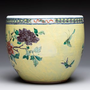 A Chinese famille rose yellow-ground 'pheasant and peony' scroll pot, 19th C. — photo 2