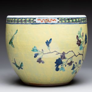 A Chinese famille rose yellow-ground 'pheasant and peony' scroll pot, 19th C. — photo 3
