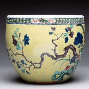 A Chinese famille rose yellow-ground 'pheasant and peony' scroll pot, 19th C. — photo 4