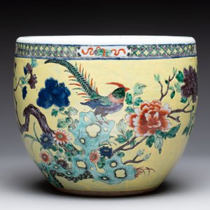 A Chinese famille rose yellow-ground 'pheasant and peony' scroll pot, 19th C. — photo 5