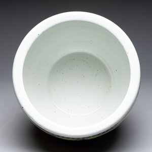 A Chinese famille rose yellow-ground 'pheasant and peony' scroll pot, 19th C. — photo 7