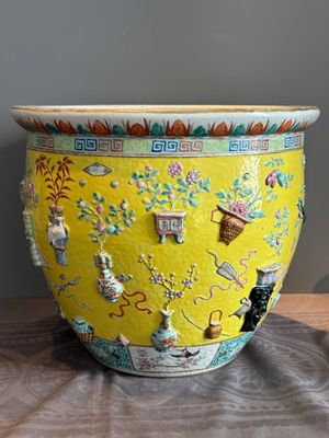 A Chinese famille rose yellow-ground relief-molded 'antiquities' fish bowl, Zhengde mark, 19th C. — photo 3