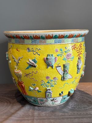 A Chinese famille rose yellow-ground relief-molded 'antiquities' fish bowl, Zhengde mark, 19th C. — photo 4