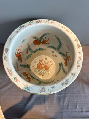 A Chinese famille rose yellow-ground relief-molded 'antiquities' fish bowl, Zhengde mark, 19th C. — photo 5