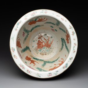 A Chinese famille rose yellow-ground relief-molded 'antiquities' fish bowl, Zhengde mark, 19th C. — photo 5