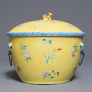 A Chinese famille rose yellow ground sgraffiato bowl and cover, 19/20th C. — 照片 2