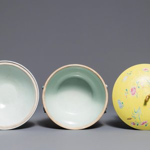A Chinese famille rose yellow ground sgraffiato bowl and cover, 19/20th C. — 照片 5