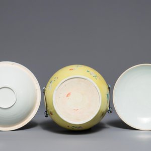 A Chinese famille rose yellow ground sgraffiato bowl and cover, 19/20th C. — 照片 6