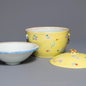 A Chinese famille rose yellow ground sgraffiato bowl and cover, 19/20th C. — 照片 7