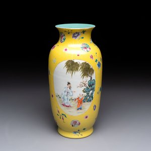 A Chinese famille rose yellow-ground sgraffiato vase, Qianlong mark, Republic — photo 1