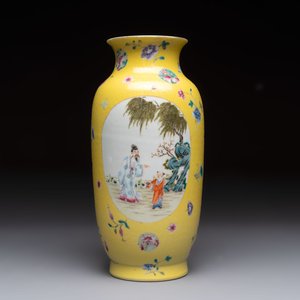 A Chinese famille rose yellow-ground sgraffiato vase, Qianlong mark, Republic — photo 2