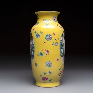 A Chinese famille rose yellow-ground sgraffiato vase, Qianlong mark, Republic — photo 3