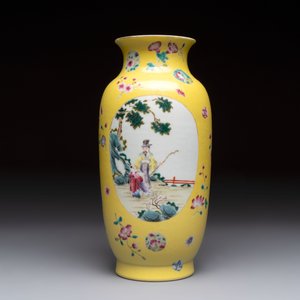 A Chinese famille rose yellow-ground sgraffiato vase, Qianlong mark, Republic — photo 4