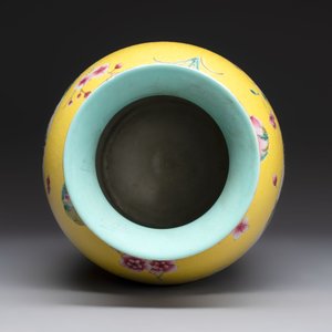 A Chinese famille rose yellow-ground sgraffiato vase, Qianlong mark, Republic — photo 6