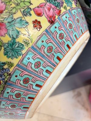 A Chinese famille rose yellow-ground 'Tianqiu Ping' vase with dragons and flowers, 20th C. — 照片 14