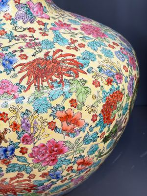 A Chinese famille rose yellow-ground 'Tianqiu Ping' vase with dragons and flowers, 20th C. — 照片 4