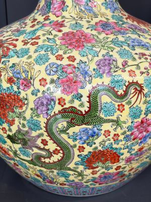 A Chinese famille rose yellow-ground 'Tianqiu Ping' vase with dragons and flowers, 20th C. — 照片 5