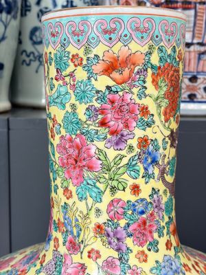A Chinese famille rose yellow-ground 'Tianqiu Ping' vase with dragons and flowers, 20th C. — 照片 6