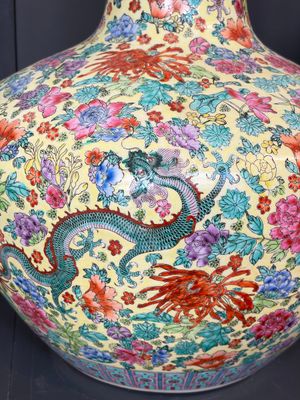 A Chinese famille rose yellow-ground 'Tianqiu Ping' vase with dragons and flowers, 20th C. — 照片 8