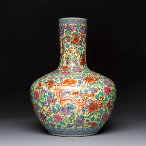 A Chinese famille rose yellow-ground 'Tianqiu Ping' vase with dragons and flowers, 20th C. — 照片 1