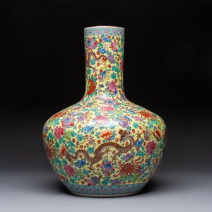 A Chinese famille rose yellow-ground 'Tianqiu Ping' vase with dragons and flowers, 20th C. — 照片 2
