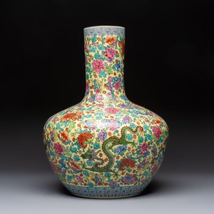 A Chinese famille rose yellow-ground 'Tianqiu Ping' vase with dragons and flowers, 20th C. — 照片 3