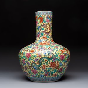 A Chinese famille rose yellow-ground 'Tianqiu Ping' vase with dragons and flowers, 20th C. — 照片 4