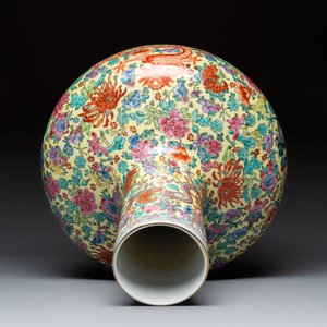A Chinese famille rose yellow-ground 'Tianqiu Ping' vase with dragons and flowers, 20th C. — 照片 5