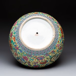 A Chinese famille rose yellow-ground 'Tianqiu Ping' vase with dragons and flowers, 20th C. — 照片 6