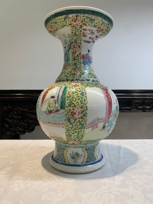 A Chinese famille rose yellow-ground vase with narrative design, Yongzheng — 照片 3