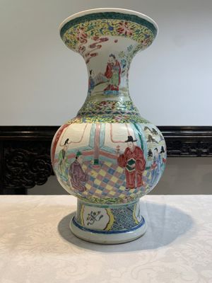 A Chinese famille rose yellow-ground vase with narrative design, Yongzheng — 照片 4