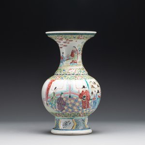 A Chinese famille rose yellow-ground vase with narrative design, Yongzheng — 照片 1